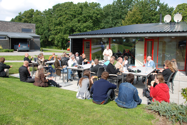 Billede af Egebakken set fra indkørslen med udsigt over Esrum Sø og Fredensborg Slotspark i baggrunden